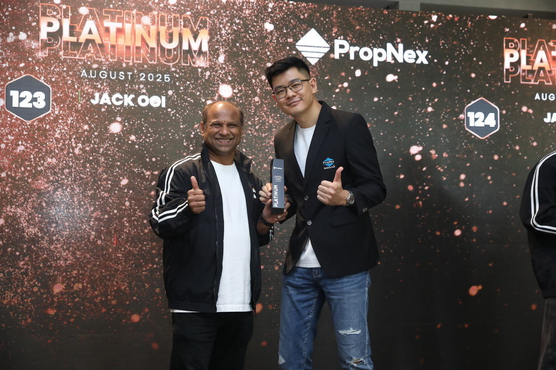 Jack Ooi receiving a Platinum Achiever award in August 2025