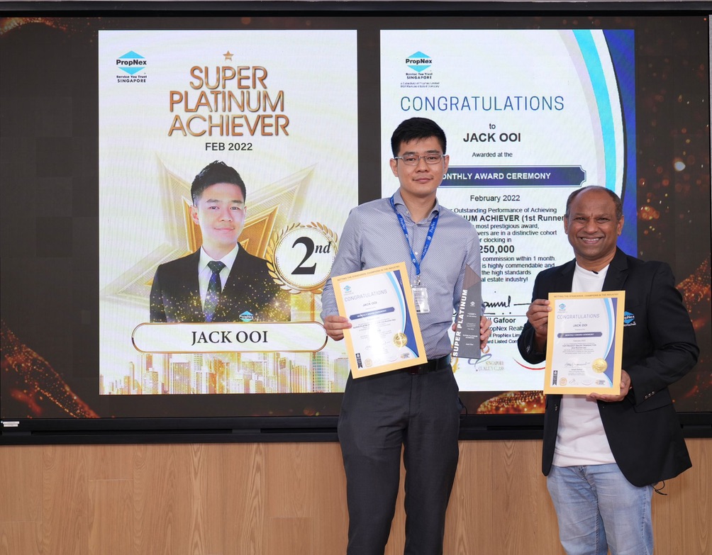 Jack Ooi receiving the Super Platinum Achiever award in February 2022
